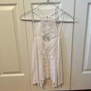 Beautiful white tank top, great details!